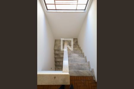 Casa para alugar com 250m², 3 quartos e 3 vagas Casa para alugar com 250m², 3 quartos e 3 vagasEscada