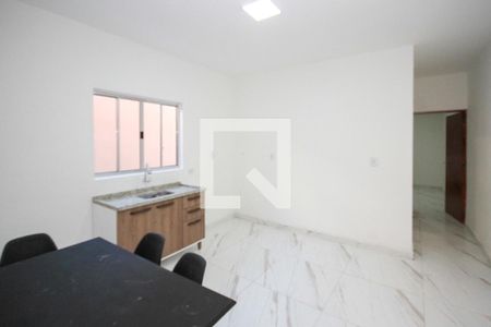Sala e Cozinha de casa de condomínio para alugar com 1 quarto, 46m² em Parque dos Bancarios, São Paulo
