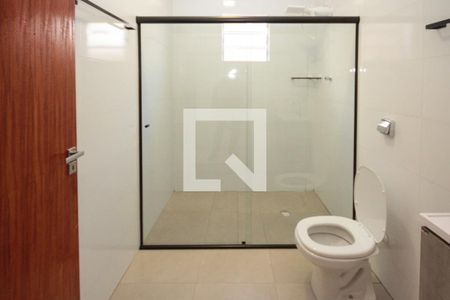 Banheiro de casa de condomínio para alugar com 1 quarto, 46m² em Parque dos Bancarios, São Paulo