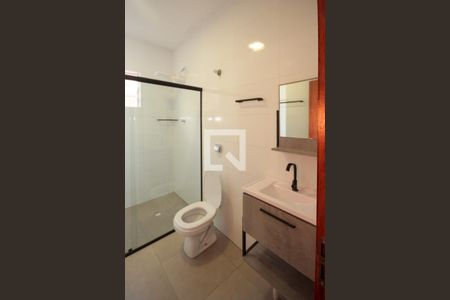 Banheiro de casa de condomínio para alugar com 1 quarto, 46m² em Parque dos Bancarios, São Paulo