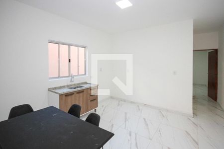 Sala e Cozinha de casa de condomínio para alugar com 1 quarto, 46m² em Parque dos Bancarios, São Paulo