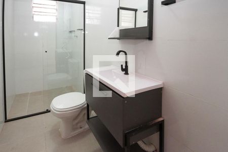 Banheiro de casa para alugar com 1 quarto, 52m² em Parque dos Bancarios, São Paulo