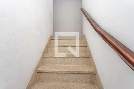 Escada  de casa para alugar com 3 quartos, 150m² em Jardim Miriam, São Paulo