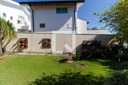 Casa de condomínio à venda com 298m², 6 quartos e sem vaga Casa de condomínio à venda com 298m², 6 quartos e sem vagaQuintal