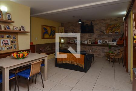 Sala de casa de condomínio à venda com 3 quartos, 98m² em Vargem Pequena, Rio de Janeiro