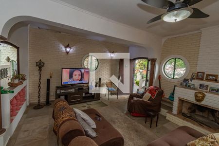 Casa à venda com 858m², 5 quartos e 4 vagasSala de TV
