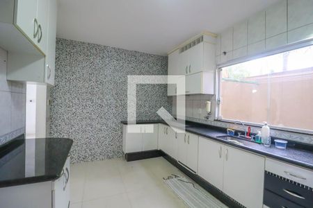 Casa à venda com 351m², 2 quartos e 4 vagas Casa à venda com 351m², 2 quartos e 4 vagasCozinha