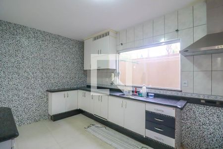 Casa à venda com 351m², 2 quartos e 4 vagas Casa à venda com 351m², 2 quartos e 4 vagasCozinha