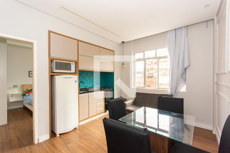 Sala e cozinha de apartamento para alugar com 1 quarto, 32m² em Centro, Curitiba