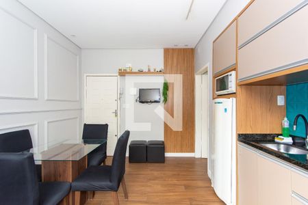 Sala e cozinha de apartamento para alugar com 1 quarto, 32m² em Centro, Curitiba