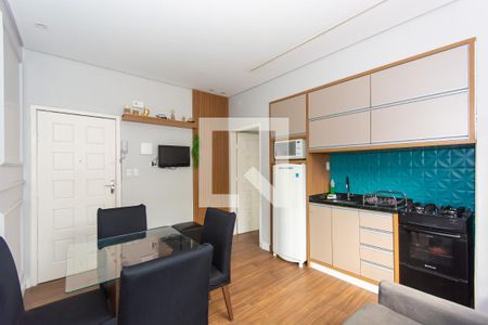 Sala e cozinha de apartamento para alugar com 1 quarto, 32m² em Centro, Curitiba