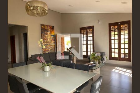 Sala de casa de condomínio à venda com 4 quartos, 360m² em Ville Des Lacs, Nova Lima