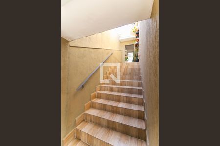 Casa à venda com 137m², 3 quartos e 2 vagas Casa à venda com 137m², 3 quartos e 2 vagasEscada