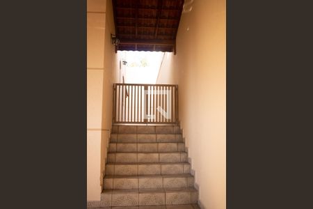 Casa de condomínio à venda com 180m², 3 quartos e 4 vagas Casa de condomínio à venda com 180m², 3 quartos e 4 vagasEscada entrada