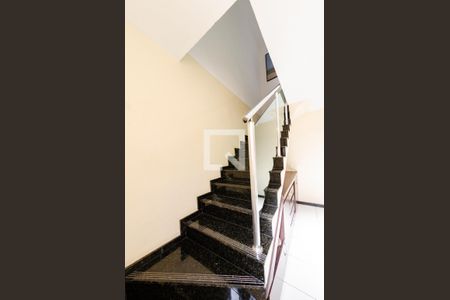 Escada de casa de condomínio à venda com 2 quartos, 158m² em João Pinheiro, Belo Horizonte