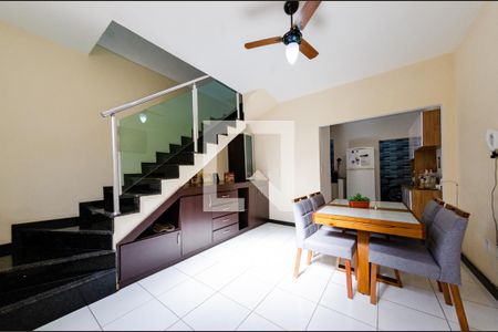 Casa de condomínio à venda com 158m², 2 quartos e 1 vagaSala
