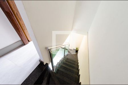 Escada de casa de condomínio à venda com 2 quartos, 158m² em João Pinheiro, Belo Horizonte