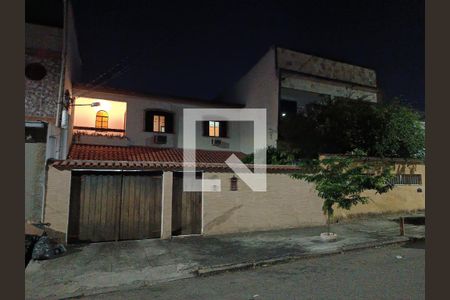 Casa à venda com 238m², 4 quartos e 4 vagas Casa à venda com 238m², 4 quartos e 4 vagasFachada