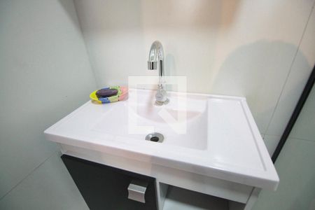 banheiro de kitnet/studio para alugar com 1 quarto, 25m² em Vila Mazzei, São Paulo