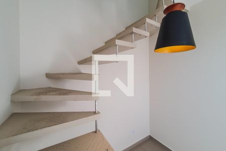 escada de casa para alugar com 1 quarto, 37m² em Vila Firmiano Pinto, São Paulo