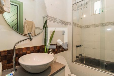 Banheiro de apartamento à venda com 1 quarto, 52m² em Menino Deus, Porto Alegre