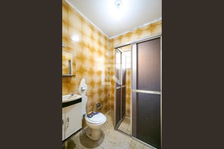 Banheiro social de casa de condomínio à venda com 2 quartos, 150m² em Vila Azevedo, São Paulo