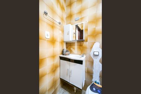 Banheiro social de casa de condomínio à venda com 2 quartos, 150m² em Vila Azevedo, São Paulo