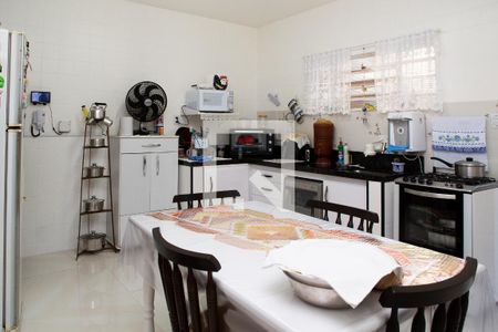 Casa à venda com 200m², 2 quartos e 2 vagas Casa à venda com 200m², 2 quartos e 2 vagasCozinha