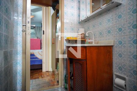 Banheiro  de apartamento à venda com 1 quarto, 40m² em Humaitá, Porto Alegre