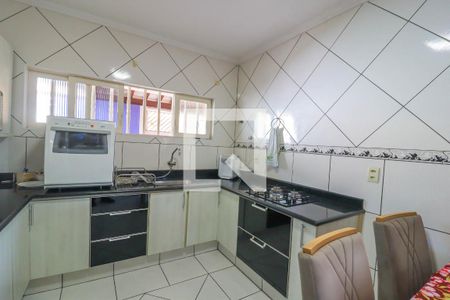 Casa à venda com 240m², 2 quartos e 3 vagas Casa à venda com 240m², 2 quartos e 3 vagasCozinha