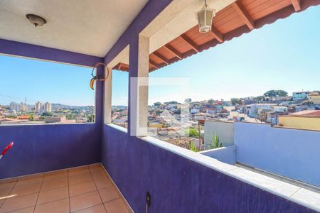 Casa à venda com 240m², 2 quartos e 3 vagas Casa à venda com 240m², 2 quartos e 3 vagasQuintal