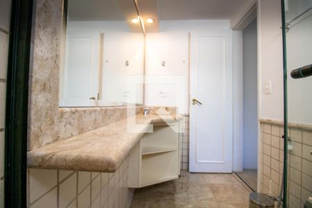Banheiro - detalhe bancada de apartamento para alugar com 2 quartos, 58m² em Indianópolis, São Paulo
