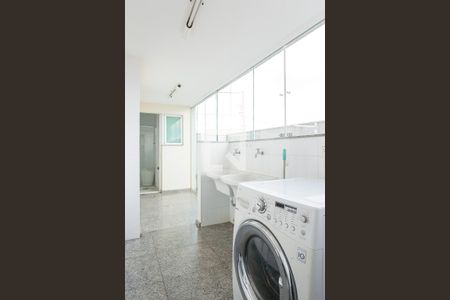 Casa de condomínio à venda com 520m², 4 quartos e 4 vagas Casa de condomínio à venda com 520m², 4 quartos e 4 vagasÁrea de Serviço