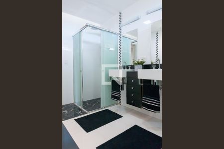 Casa de condomínio à venda com 520m², 4 quartos e 4 vagas Casa de condomínio à venda com 520m², 4 quartos e 4 vagasBanheiro Social 2