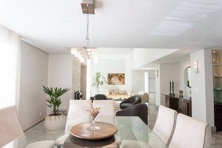 Casa de condomínio à venda com 520m², 4 quartos e 4 vagas Casa de condomínio à venda com 520m², 4 quartos e 4 vagasSala de Jantar