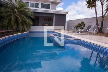 Casa de condomínio à venda com 520m², 4 quartos e 4 vagas Casa de condomínio à venda com 520m², 4 quartos e 4 vagasPiscina