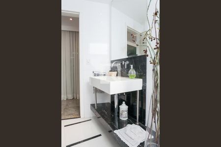 Casa de condomínio à venda com 520m², 4 quartos e 4 vagas Casa de condomínio à venda com 520m², 4 quartos e 4 vagasLavabo