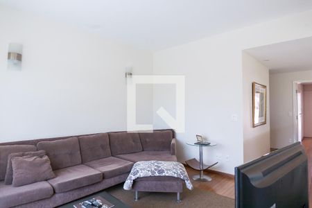 Casa de condomínio à venda com 520m², 4 quartos e 4 vagas Casa de condomínio à venda com 520m², 4 quartos e 4 vagasSala de TV