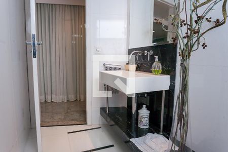 Casa de condomínio à venda com 520m², 4 quartos e 4 vagas Casa de condomínio à venda com 520m², 4 quartos e 4 vagasLavabo