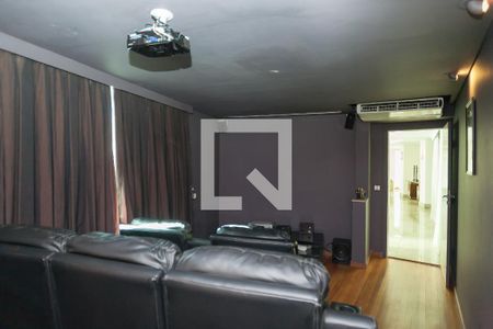 Casa de condomínio à venda com 520m², 4 quartos e 4 vagas Casa de condomínio à venda com 520m², 4 quartos e 4 vagascinema