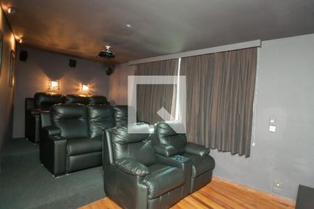 Casa de condomínio à venda com 520m², 4 quartos e 4 vagas Casa de condomínio à venda com 520m², 4 quartos e 4 vagascinema