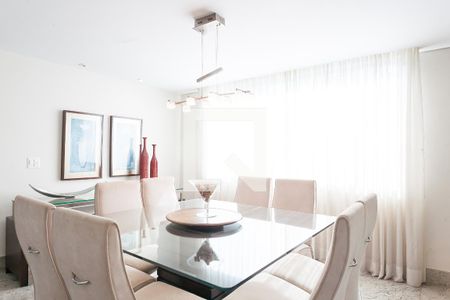 Casa de condomínio à venda com 520m², 4 quartos e 4 vagas Casa de condomínio à venda com 520m², 4 quartos e 4 vagasSala de Jantar