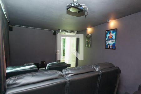 Casa de condomínio à venda com 520m², 4 quartos e 4 vagas Casa de condomínio à venda com 520m², 4 quartos e 4 vagascinema