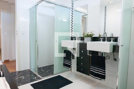 Casa de condomínio à venda com 520m², 4 quartos e 4 vagas Casa de condomínio à venda com 520m², 4 quartos e 4 vagasBanheiro Social 2