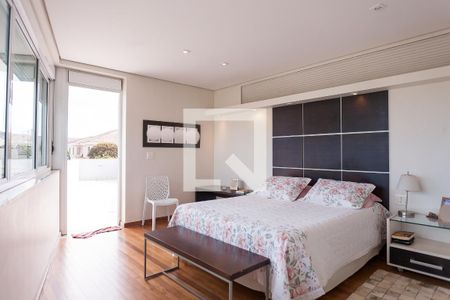 Casa de condomínio à venda com 520m², 4 quartos e 4 vagas Casa de condomínio à venda com 520m², 4 quartos e 4 vagassuite master