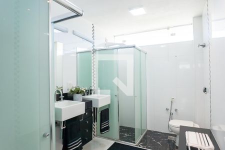 Casa de condomínio à venda com 520m², 4 quartos e 4 vagas Casa de condomínio à venda com 520m², 4 quartos e 4 vagasBanheiro Social 2