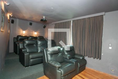 Casa de condomínio à venda com 520m², 4 quartos e 4 vagas Casa de condomínio à venda com 520m², 4 quartos e 4 vagascinema