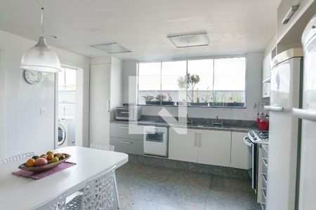 Casa de condomínio à venda com 520m², 4 quartos e 4 vagas Casa de condomínio à venda com 520m², 4 quartos e 4 vagascozinha