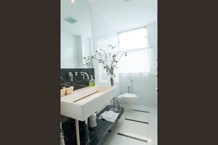 Casa de condomínio à venda com 520m², 4 quartos e 4 vagas Casa de condomínio à venda com 520m², 4 quartos e 4 vagasLavabo