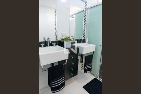 Casa de condomínio à venda com 520m², 4 quartos e 4 vagas Casa de condomínio à venda com 520m², 4 quartos e 4 vagasBanheiro Social 2